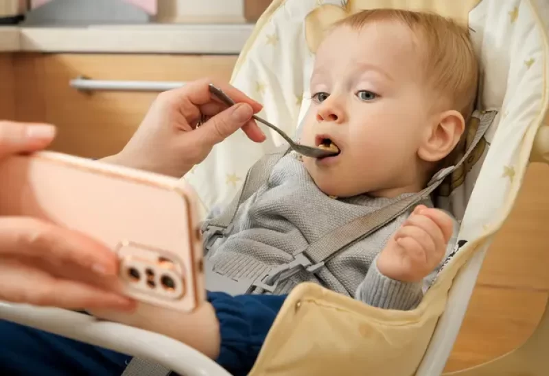 دراسة تكشف تأثير الشاشات على الرضع: نمو دماغي سريع ولكن