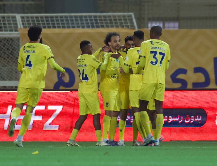 الحزم يعمق من جراح الاتفاق بثلاثية في دوري روشن