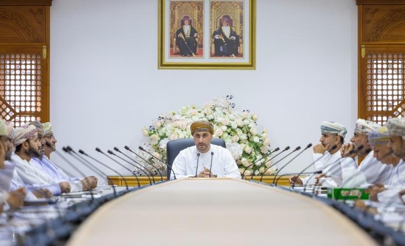 محافظ شمال الباطنة يؤكد أهمية تكامل الأدوار بين الوحدات الحكومية لتسهيل الخدمات