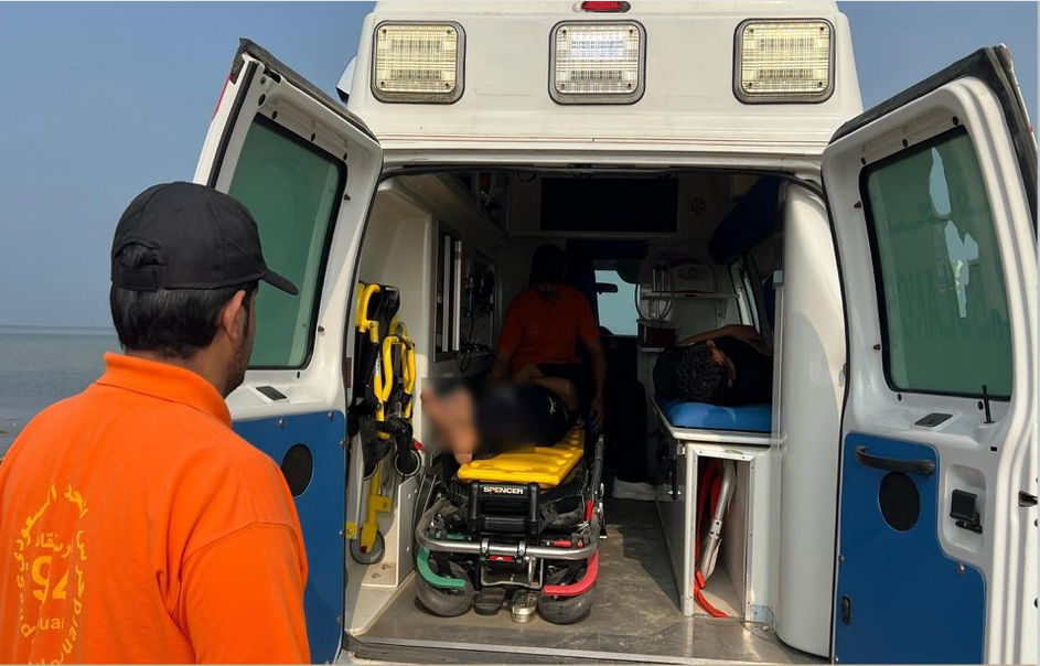 حرس الحدود ينقذ مواطنين من الغرق أثناء السباحة في القحمة بعسير