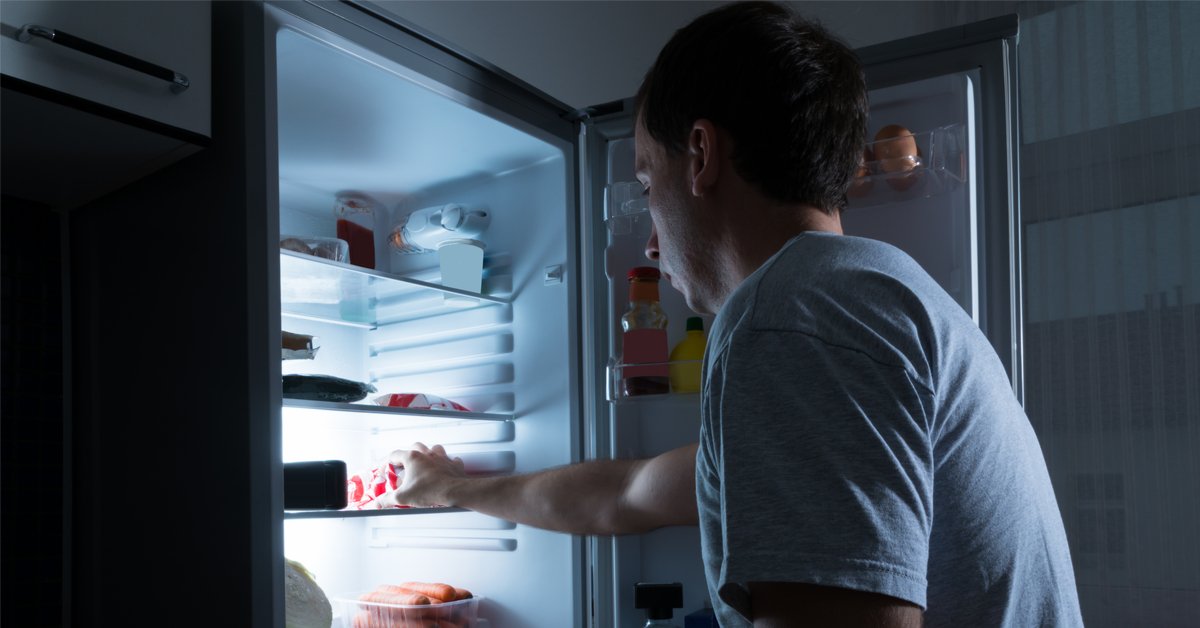 دراسة: التوقف عن الأكل قبل النوم بـ3 ساعات يعزز التمثيل الغذائي