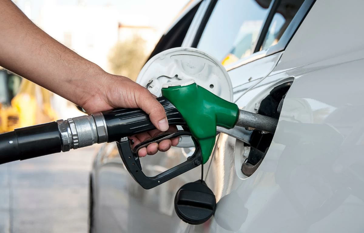 دول تقنِّن صرف الوقود.. وأخرى تعتمد «أسبوع الـ 4 أيام»