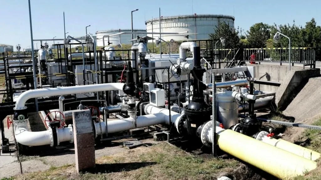 استئناف ضخ النفط ينهي أزمة بين أوكرانيا وأوروبا ويمهد لقرض ضخم