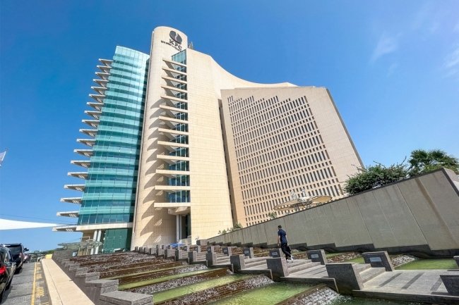 إيران تتمادى في عدوانها السافر على الكويت وتستهدف مصفاة ميناء الأحمدي بمُسيرات