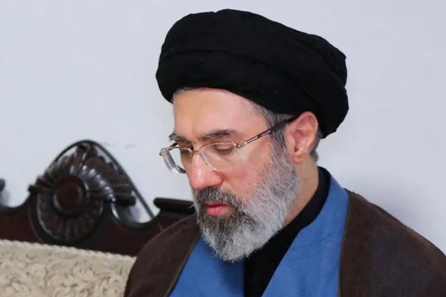 مجتبى خامنئي: إيران لا تسعى لحرب لكنها لن تتنازل عن حقوقها