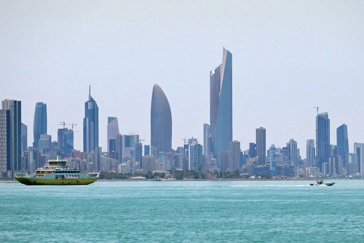 الكويت تتصدى لهجمات صاروخية… وإطلاق صافرة الإنذار في البحرين