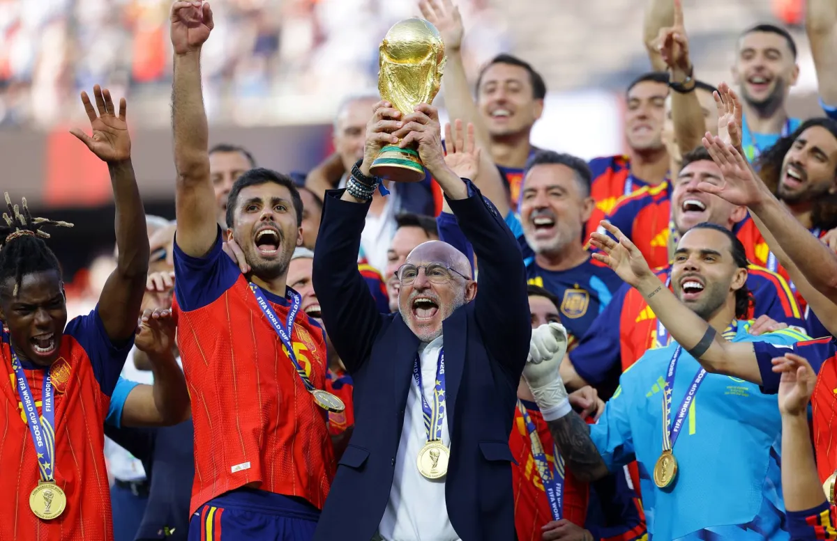 دي لا فوينتي: فقط أريد رفع كأس البطولة… والاحتفال مع عائلتي