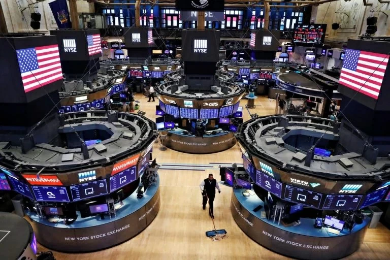 تراجع العقود الآجلة للأسهم الأمريكية بأكثر من 1%